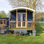 Stylish shepherd’s hut with private porch and outdoor seating area
