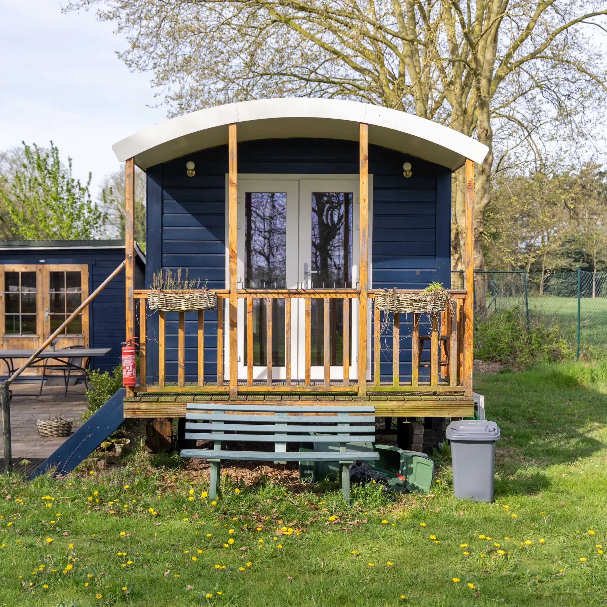 Stylish shepherd’s hut with private porch and outdoor seating area