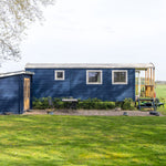 Exterior side profile of a luxury 2 berth shepherd’s hut