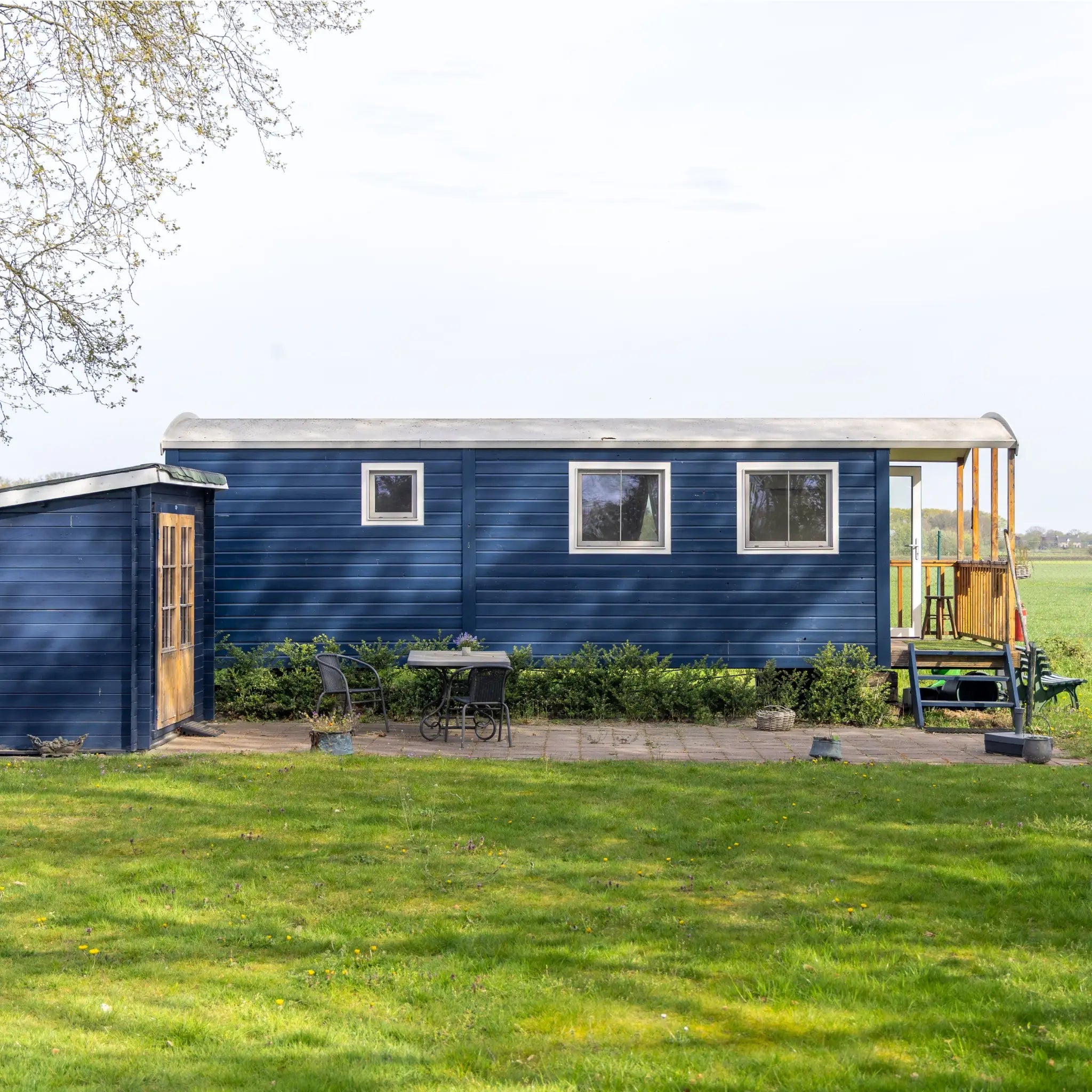 Exterior side profile of a luxury 2 berth shepherd’s hut